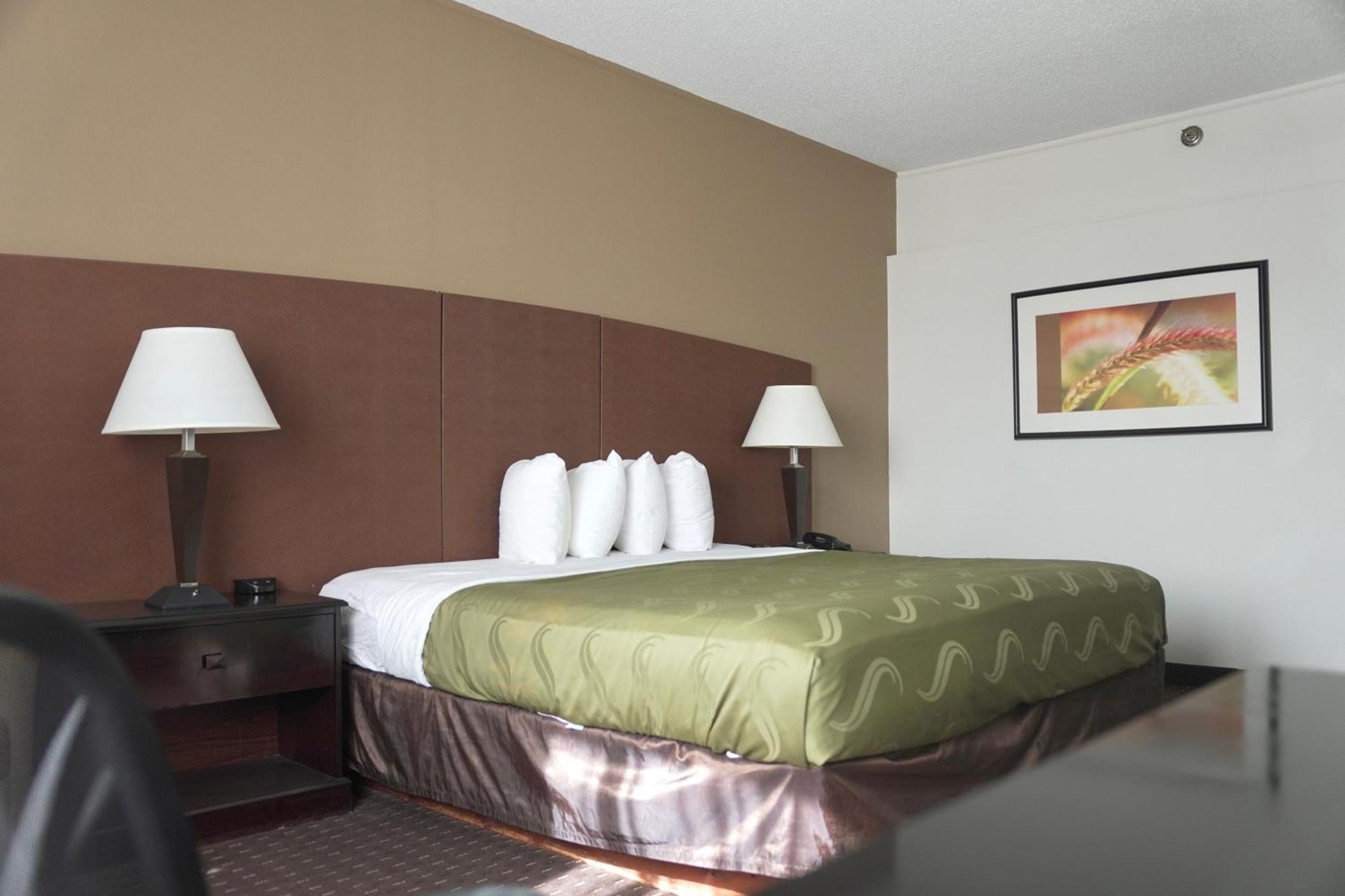American Inn & Suites Waterford Quarto foto